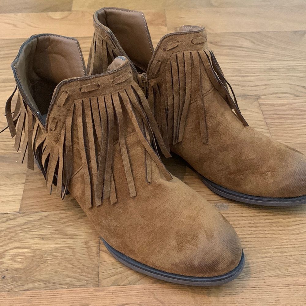 Pierre Dumas size 9 fringe brown bootie